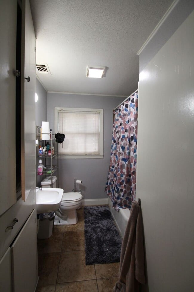 Building Photo - Coming Soon! 3 Bed 2 Bath Home! Large Corner Lot!