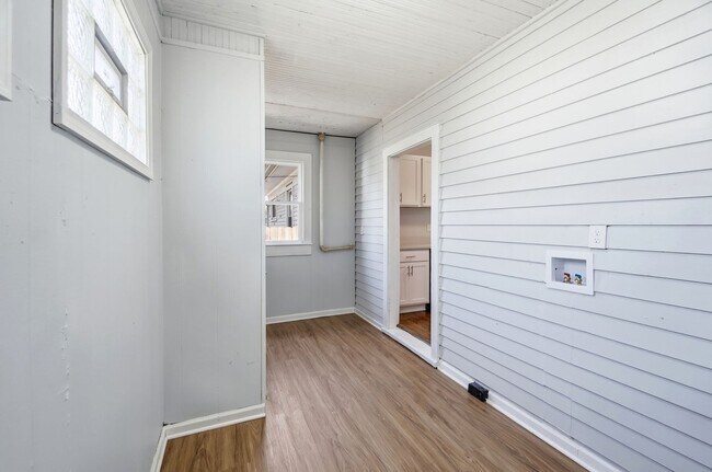 Building Photo - 413 Lockwood Ave