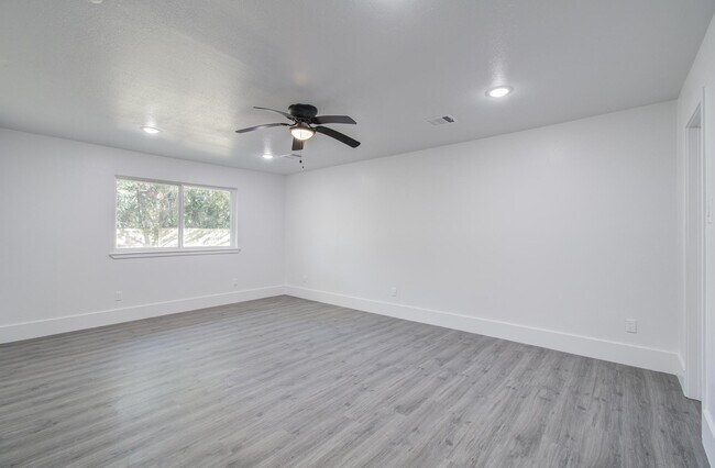 Building Photo - 595 River Plantation Dr