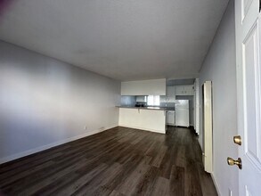 Building Photo - Spacious + Bright Upstairs 1 Bed + 1 Bath