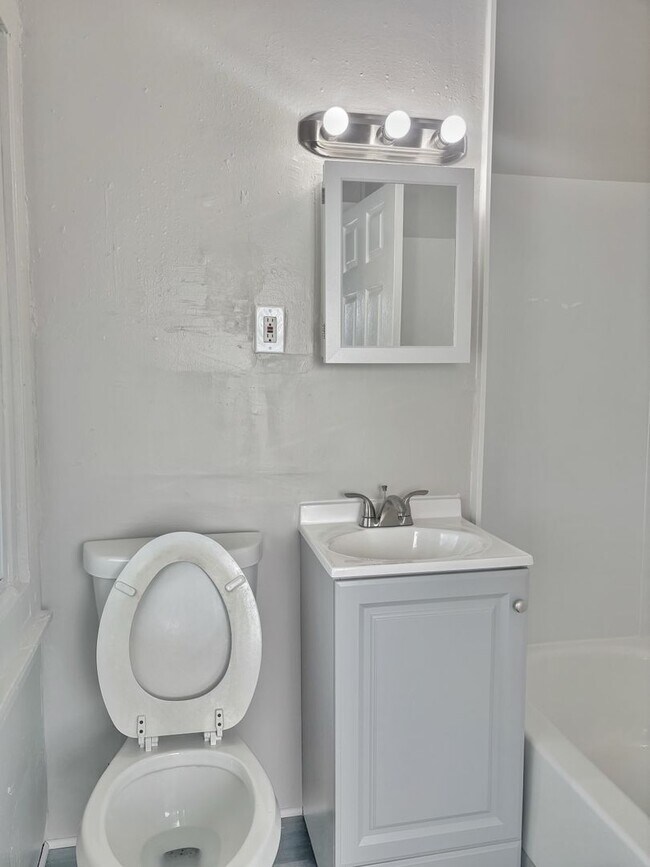 Building Photo - 422 W Allen St