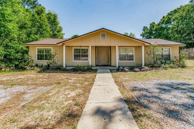 Building Photo - Experience the charm of this fabulous dupl...