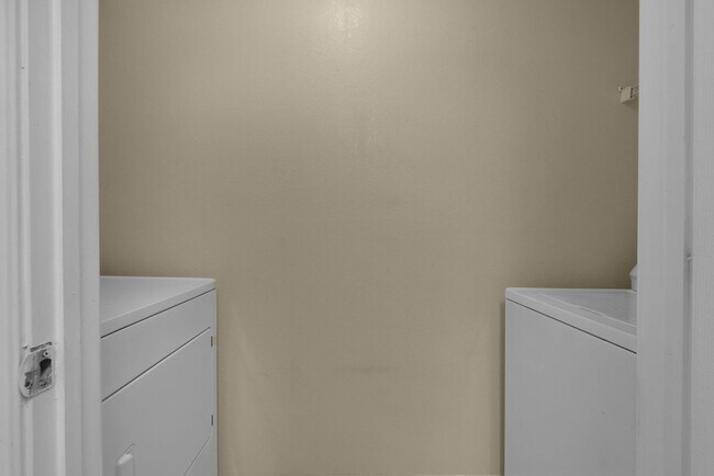Building Photo - Newly Renovated 1B/1B Condo near Beach in ...