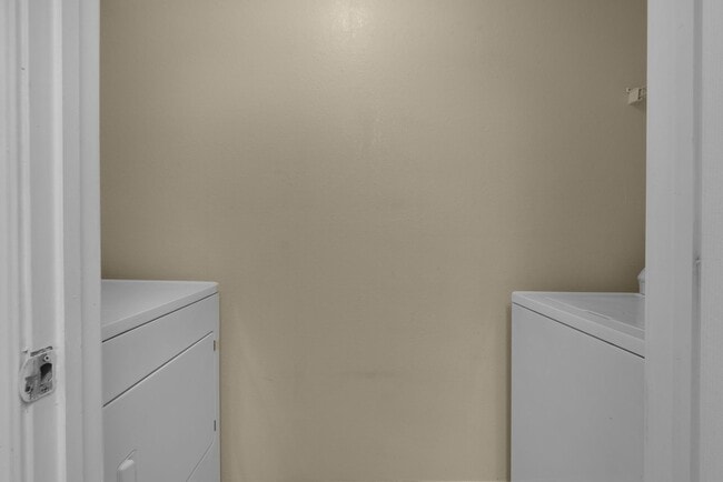 Building Photo - Newly Renovated 1B/1B Condo near Beach in the Heart of Destin!