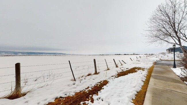 Building Photo - New furnished 3 bedroom 2 bathroom Condo, with optional garage