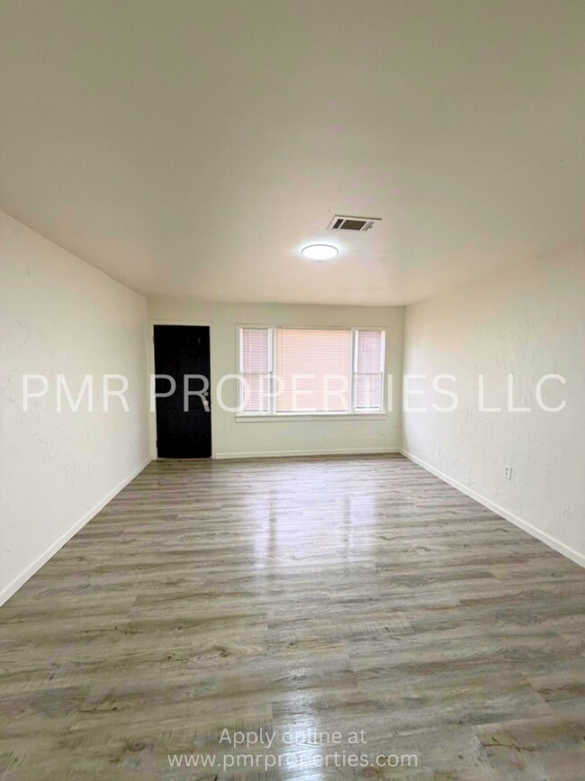 Building Photo - 2 Bedrooms/1 Bathroom House