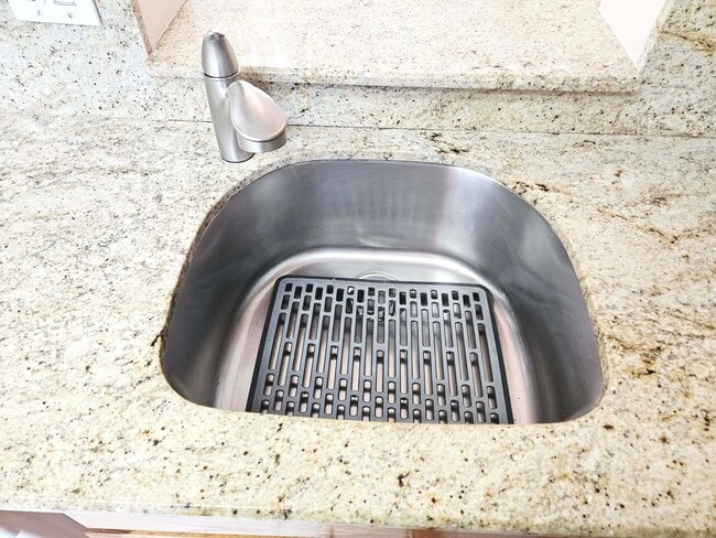 Building Photo - 14747 Cumberland Dr