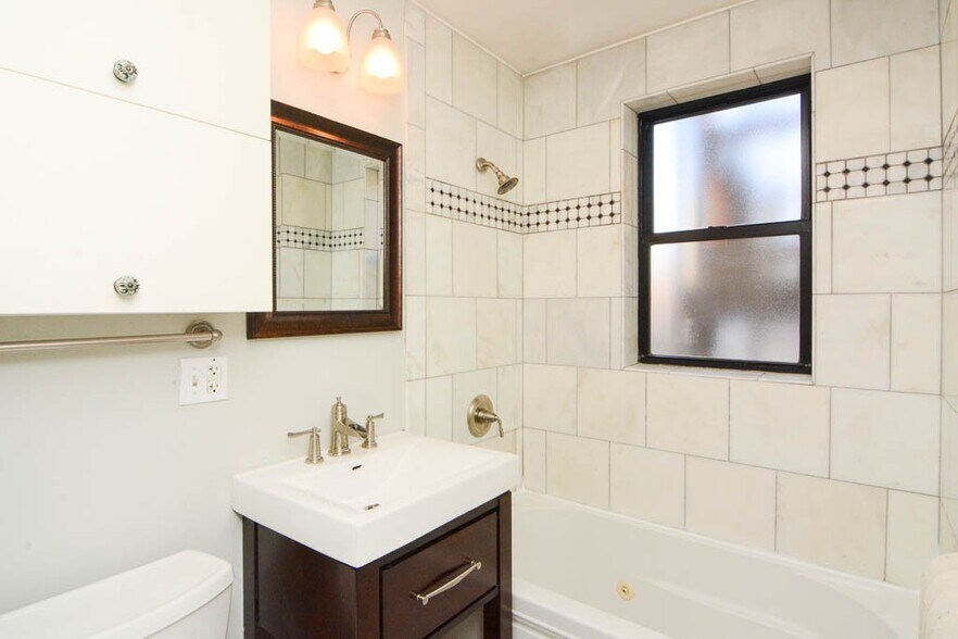 Building Photo - 747 W Addison St