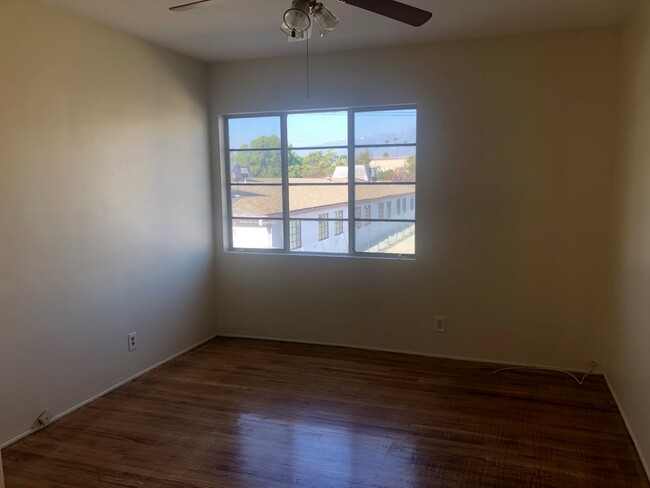 bedroom - 205 W Palmer Ave