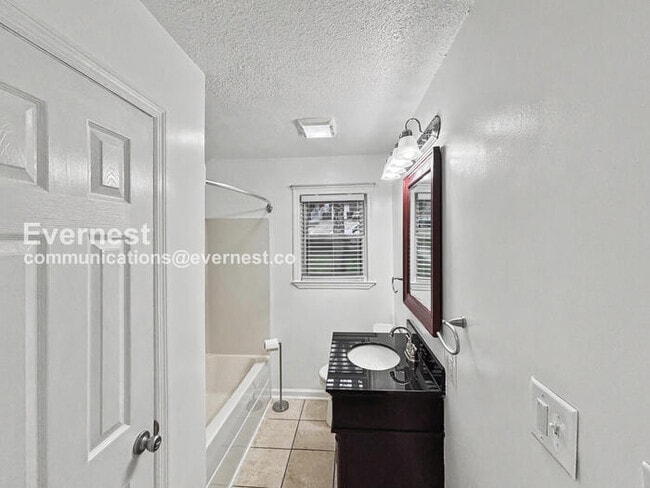 Building Photo - 3 Bed/2 Bath Home with Off-Street Parking / Pet-Friendly / Available Now!