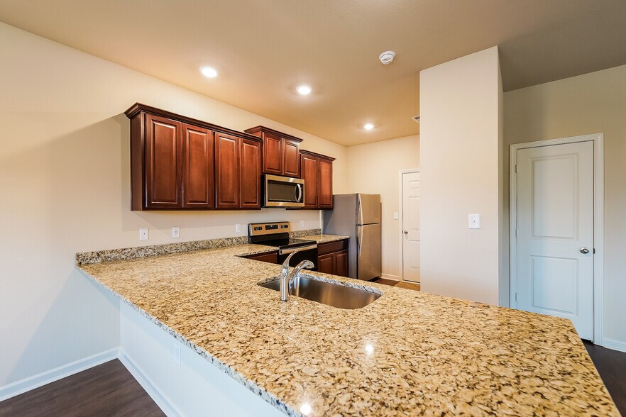 Building Photo - 525 Clover Cir