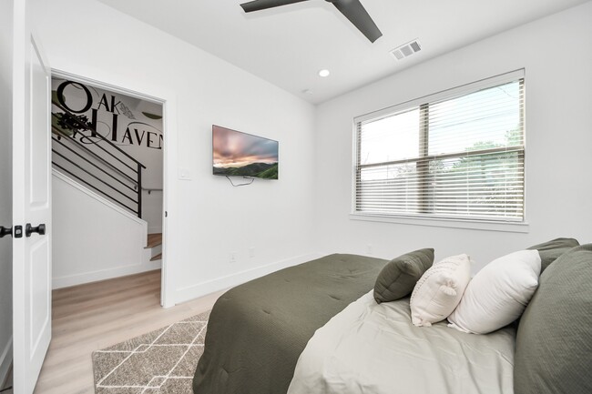 Building Photo - 2524 Live Oak St