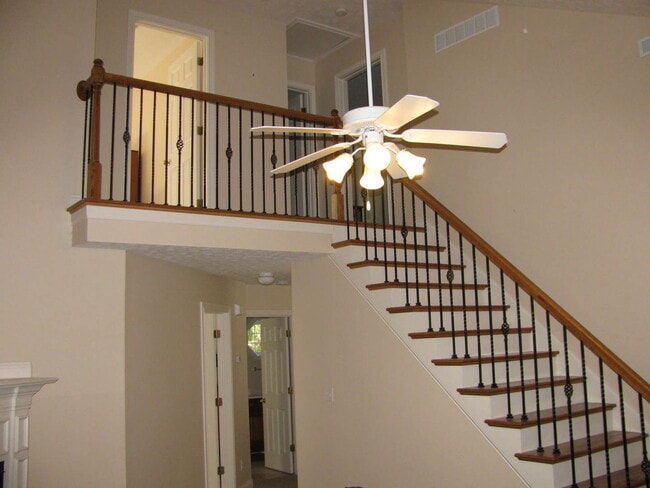 Building Photo - Like new home in Oldham County