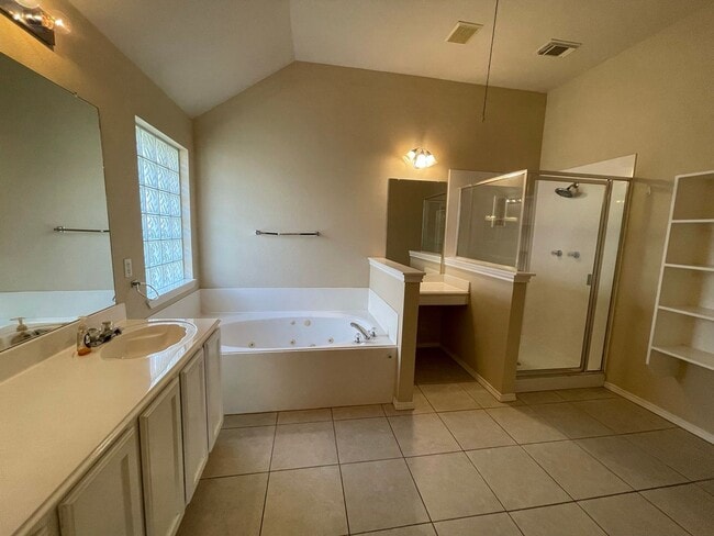 Building Photo - Beautiful single-story home in desirable Vista Oaks Subdivision