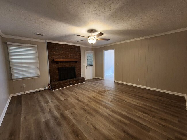 Building Photo - 4 Bedroom Large Backyard