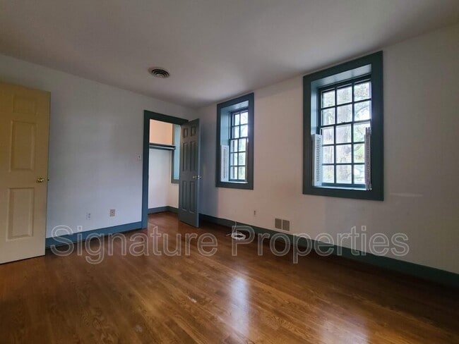 Building Photo - 2302 Mountainbrook Dr