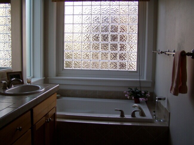 Building Photo - 964 Creek View Dr