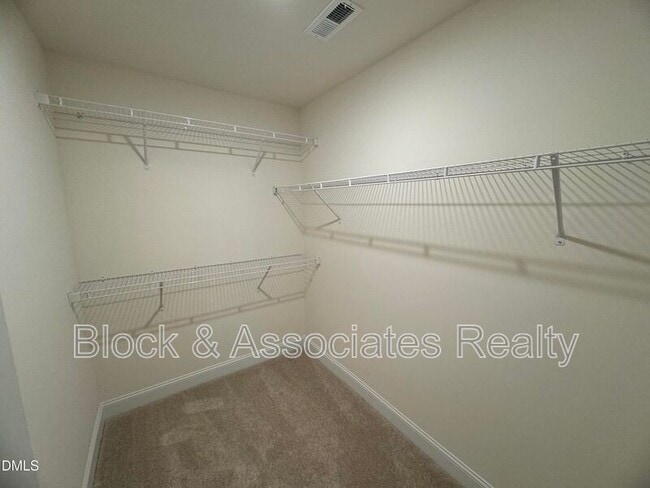 Building Photo - 37 Bluebell St