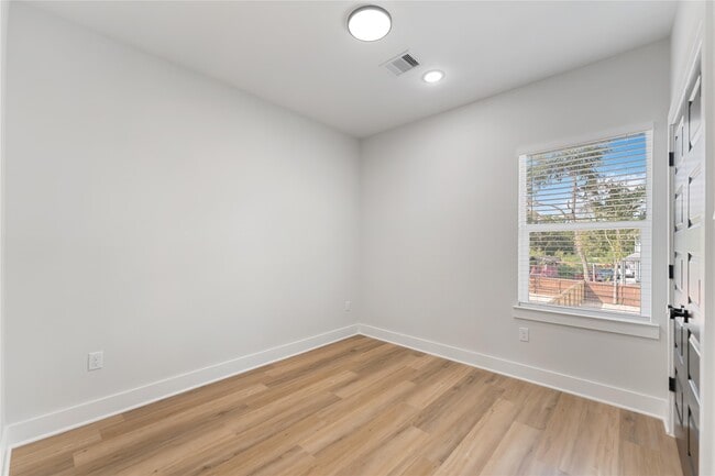 Building Photo - 6909 S Hall St
