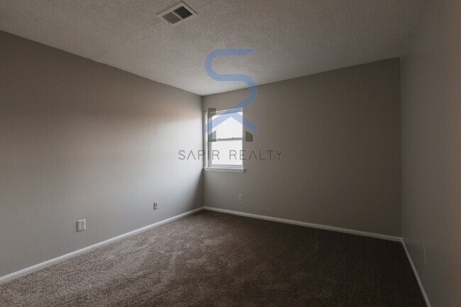 Building Photo - 2041 Oak Park Ln