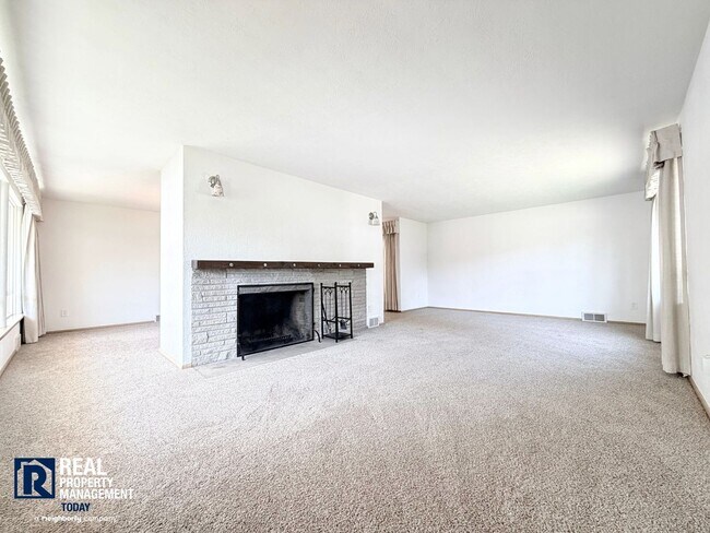 Building Photo - 610 4th St NE
