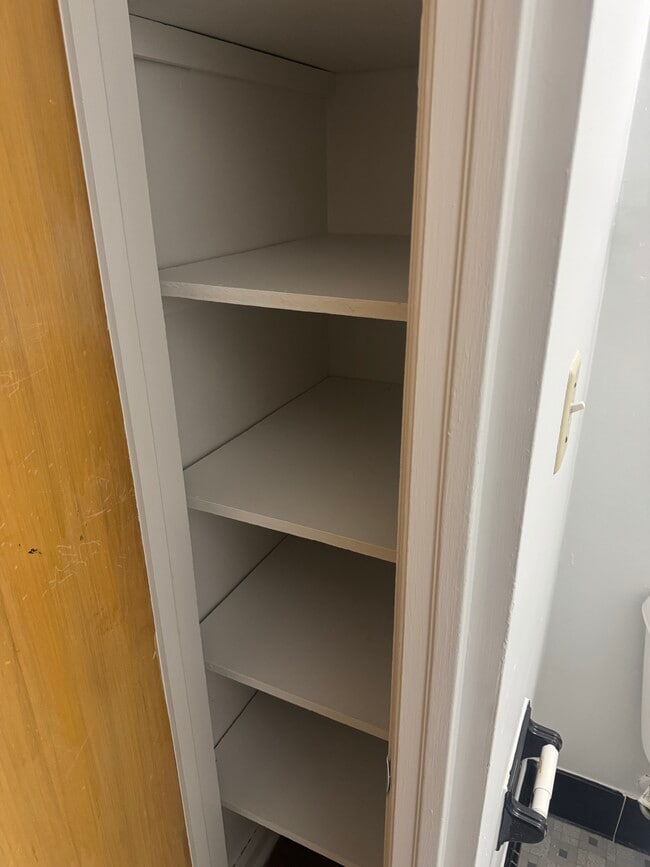 Building Photo - 6643 W Lisbon Ave