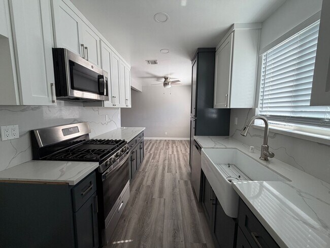 Building Photo - 5034 N Acacia Ave