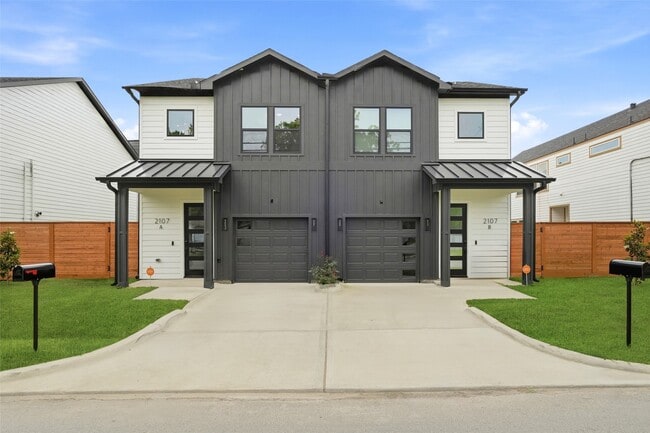 Building Photo - 2107 Esther Dr