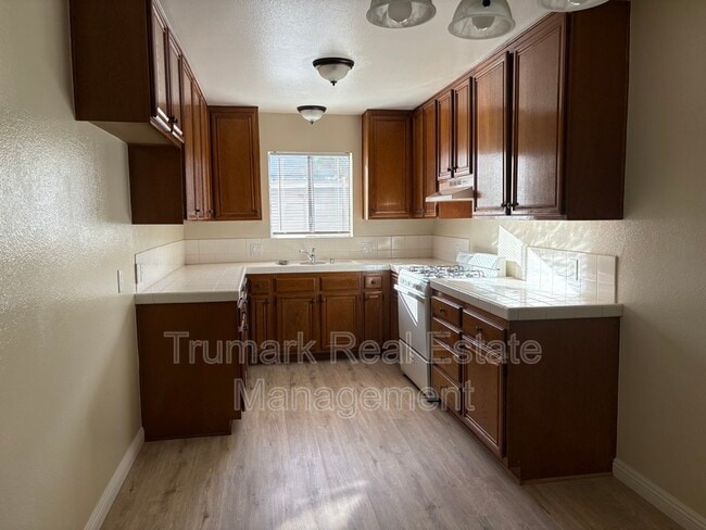 Building Photo - 2421 Montrose Ave