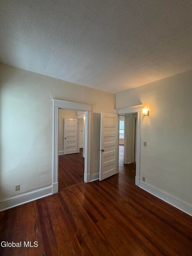 Building Photo - 1111 Parkwood Blvd