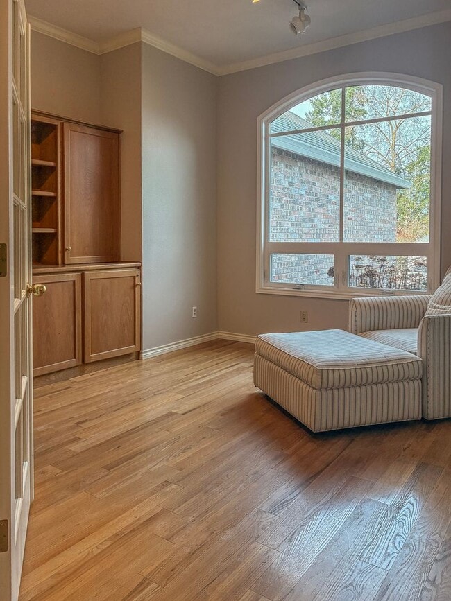 Building Photo - Arranmore 2 Bedroom with Den Available Now !