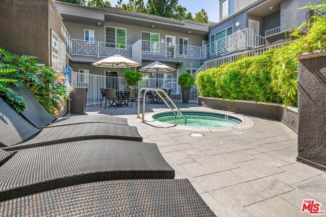 Building Photo - 355 N Maple St