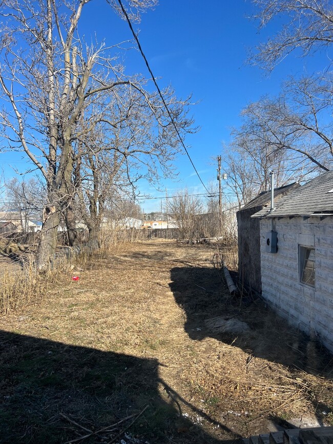 Building Photo - 724 W 1st Ave