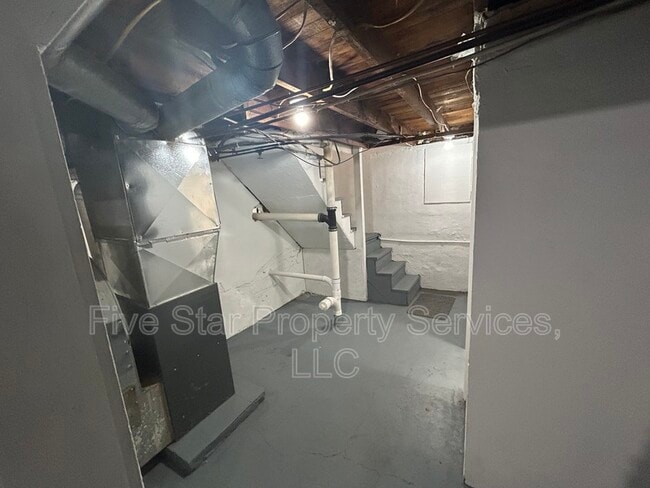 Building Photo - 1749 N Milton Ave