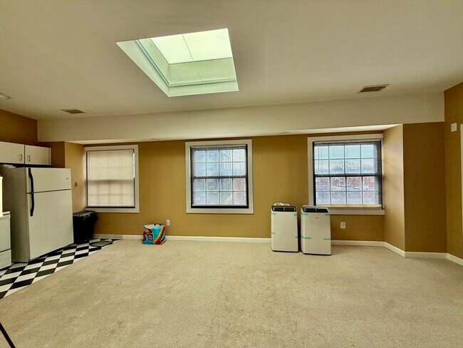 Building Photo - 21 Linden St