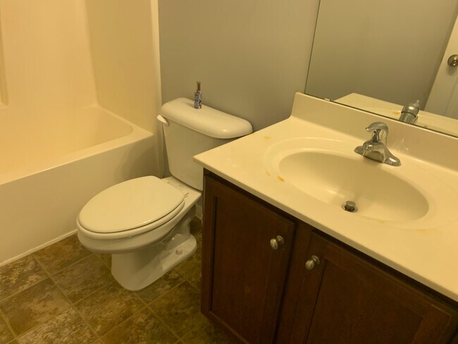Building Photo - Room in Townhome on Big Bass Dr