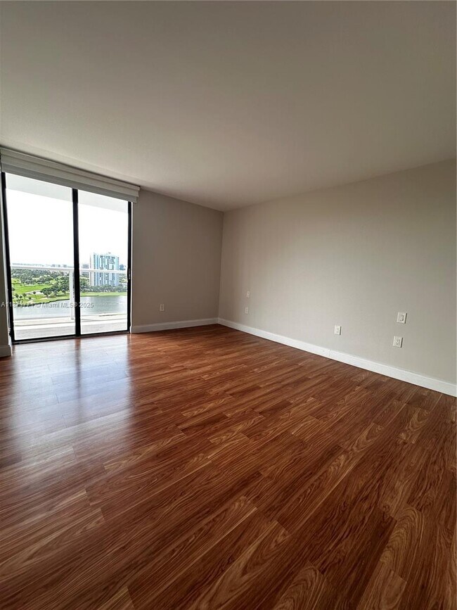 Building Photo - 3731 N Country Club Dr