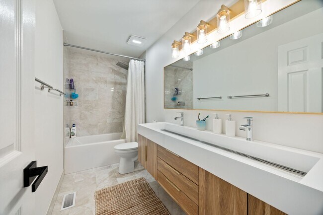 Building Photo - 1305 S Paddock Dr