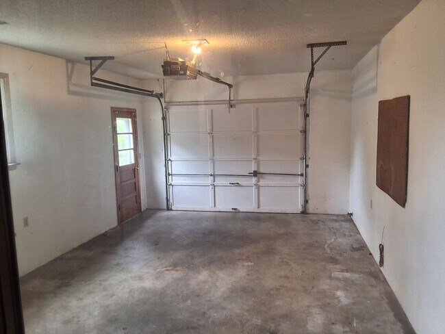 Building Photo - Comfy 2 Bedroom, 2 Bath Duplex located in ...