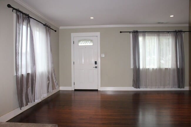 Building Photo - 2887 Lincoln Ave