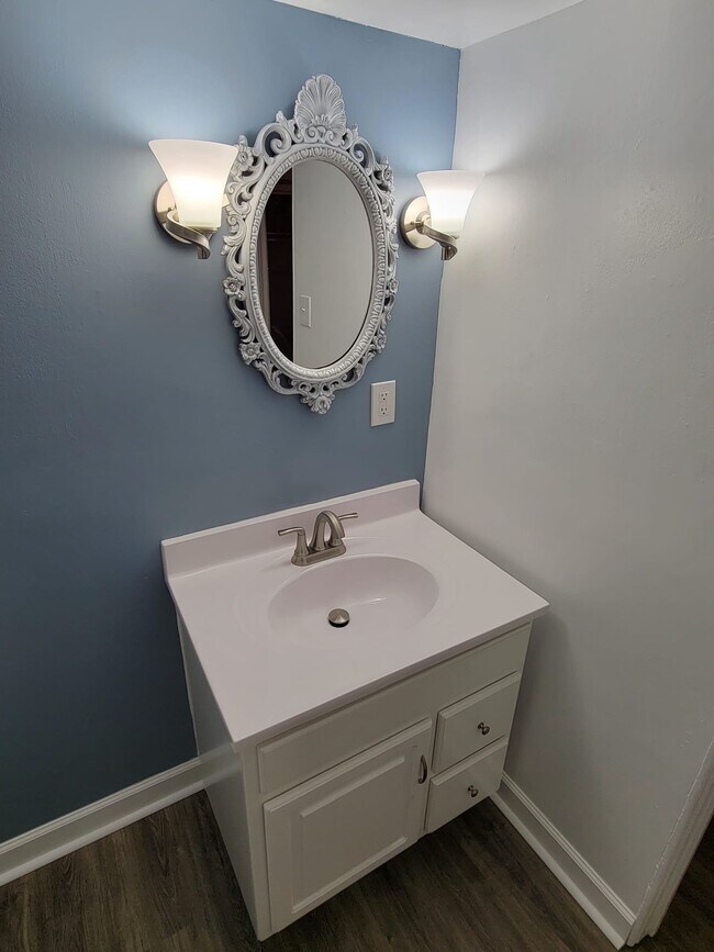 Building Photo - 812