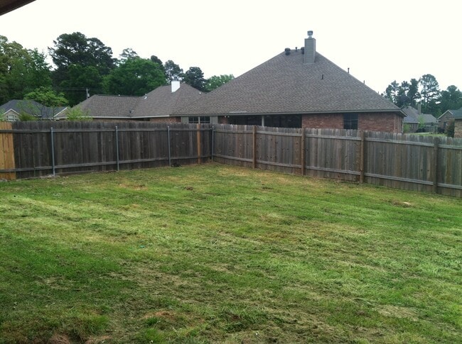 Building Photo - DOGWOOD SOUTH-GATED COMMUNITY-NICE HOME-CLOSE TO BAFB