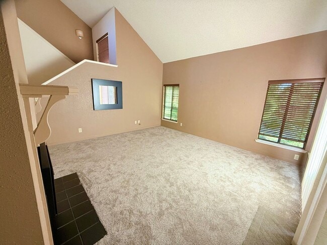 Building Photo - Cal Park Townhome for Rent in Chico CA | 2 Bed, Fenced Yard, Pet Friendly