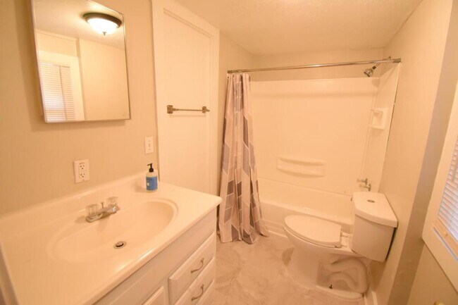 Building Photo - 337 Fox St SW