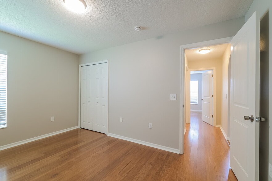 Building Photo - 128 Oak View Pl