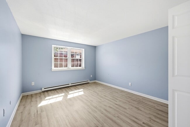 Building Photo - 8 Maple Crest Cir