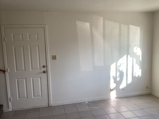 Building Photo - NOW AVAILABLE!! 2 BEDROOM 1.5 BATH GUSTINE APARTMENT