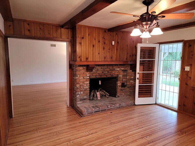 Building Photo - 10344 Petit Ave