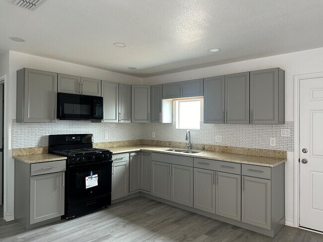 Building Photo - 3580 N Treadway Ave