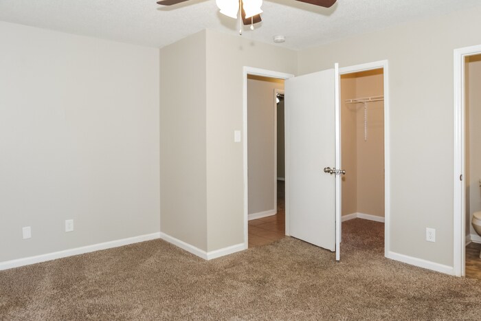 Building Photo - 507 Plum Dr SW